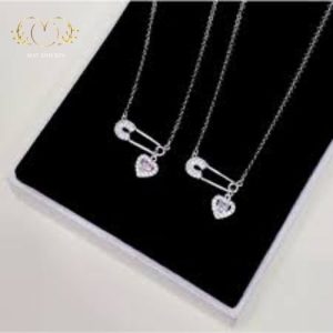 Ý Nghĩa Dây Chuyền Kim Băng Trong Thời Trang Hiện Đại 2 Dây chuyền kim băng vàng tối giản thanh lịch