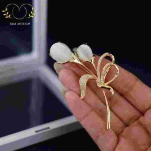 Ghim cài áo hoa tulip ngọc trai đính đá cao cấp - Mây Ánh Kim