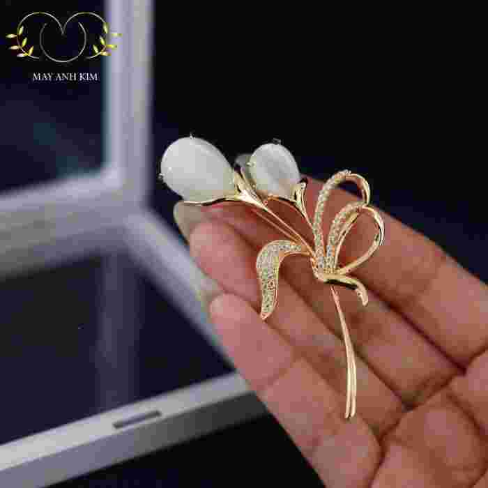 Ghim cài áo hoa tulip ngọc trai đính đá cao cấp - Mây Ánh Kim 1 Ghim cài áo hoa tulip ngọc trai đính đá cao cấp - Mây Ánh Kim