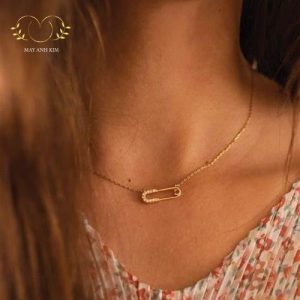 Ý Nghĩa Dây Chuyền Kim Băng Trong Thời Trang Hiện Đại 3 Dây chuyền kim băng nữ đeo cổ phong cách hiện đại