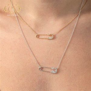 Ý Nghĩa Dây Chuyền Kim Băng Trong Thời Trang Hiện Đại 5 Phối layer dây chuyền kim băng với trang sức mảnh