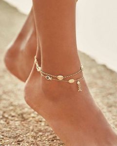 Lắc chân mang chân nào để hút tài lộc, bình an? Bí mật phong thủy 1 lắc chân mang chân nào