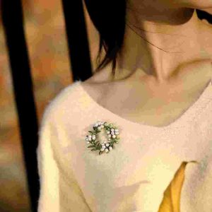 Cách sử dụng ghim cài áo nữ