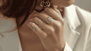 cách phối nhẫn bạc nữ nhỏ xinh theo phong cách layer tinh tế