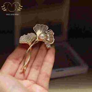 Ghim cài áo đuôi cá đính ngọc trai - Mây Ánh Kim