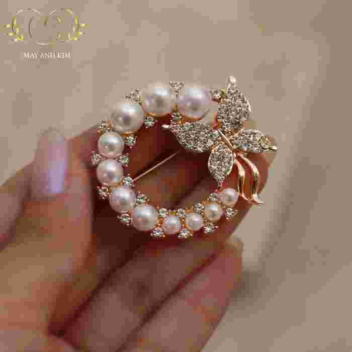 Ghim cài áo ngọc trai hình bướm đính đá cao cấp - Mây Ánh Kim 1 Ghim cài áo ngọc trai hình bướm đính đá cao cấp - Mây Ánh Kim