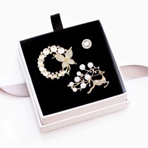 Tặng ghim cài áo có ý nghĩa gì?