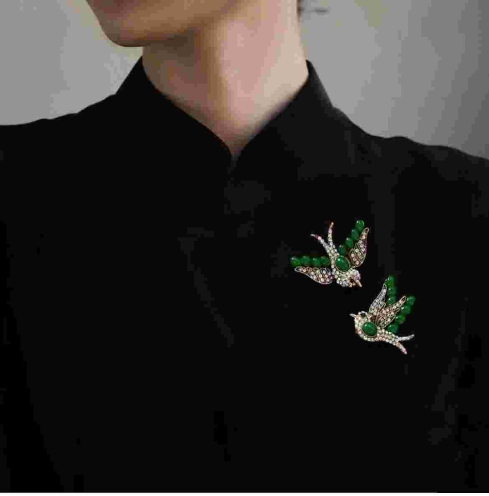 Ghim Cài Áo Bên Trái Hay Phải