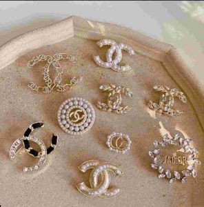 Cách chọn ghim cài áo nữ phù hợp