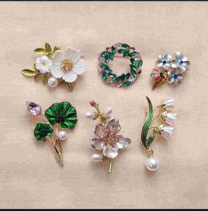 Các kiểu ghim cài áo nữ phổ biến hiện nay