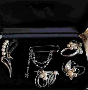 Tặng Ghim Cài Áo Có Ý Nghĩa Gì? Khám Phá Ý Nghĩa Và Cách Chọn Lựa Mới Nhất 2026 2 Tặng Ghim Cài Áo Có Ý Nghĩa Gì? Khám Phá Ý Nghĩa Và Cách Chọn Lựa