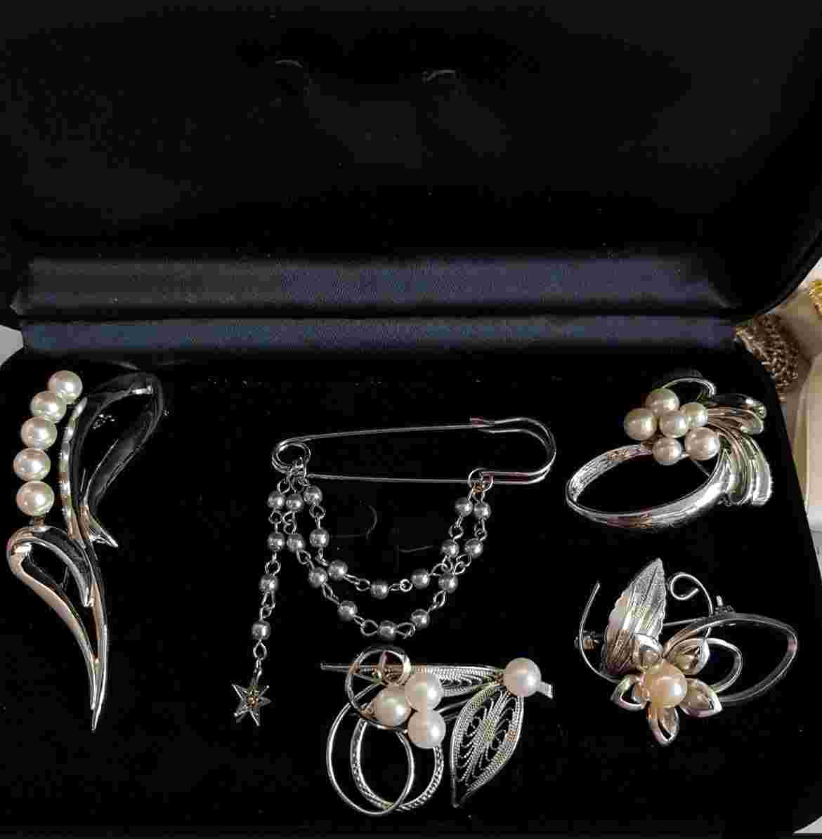 Ghim Cài Áo Bên Trái Hay Phải