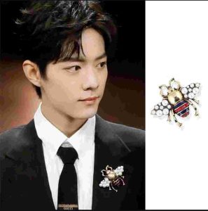 Vì sao nhiều người chọn ghim cài áo bên trái