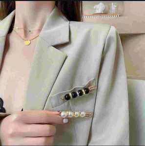 Tặng Ghim Cài Áo Có Ý Nghĩa Gì? Khám Phá Ý Nghĩa Và Cách Chọn Lựa Mới Nhất 2026 3 Ý nghĩa của việc tặng ghim cài áo trong các mối quan hệ