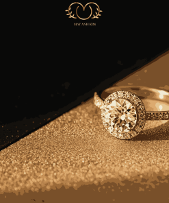 Nhẫn cầu hôn Mây Ánh Kim đá chủ tròn lấp lánh trên nền đen sang trọng