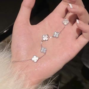 Lắc Tay Cỏ 4 Lá – Món Trang Sức Mang May Mắn Và Phong Cách Tinh Tế 2 lắc tay cỏ 4 lá may mắn