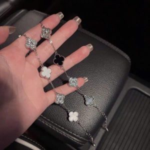 Lắc Tay Cỏ 4 Lá – Món Trang Sức Mang May Mắn Và Phong Cách Tinh Tế 3 mẫu lắc tay cỏ 4 lá mới nhất